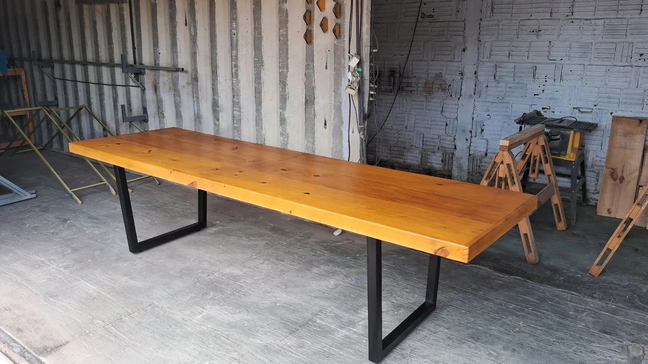 Mesa de Jantar em Madeira com Pés de Ferro