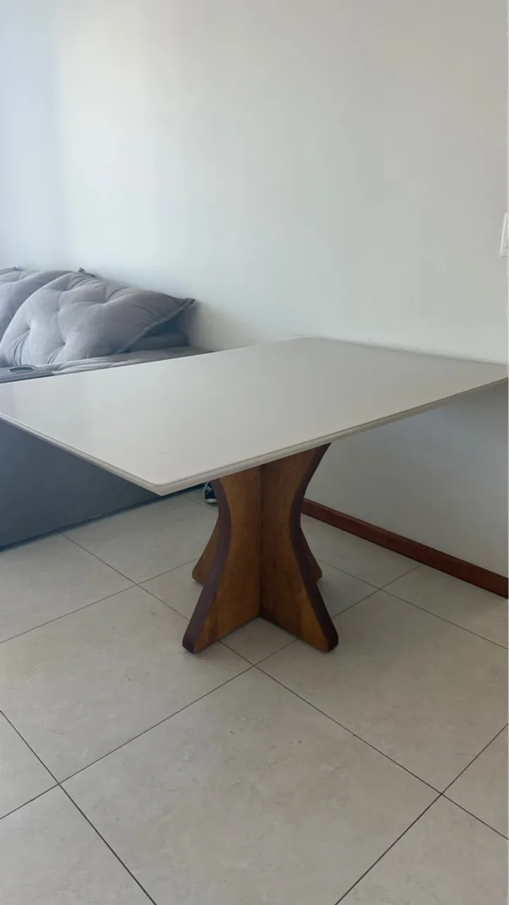 Mesa de Jantar com Design Moderno - Ótimo Estado