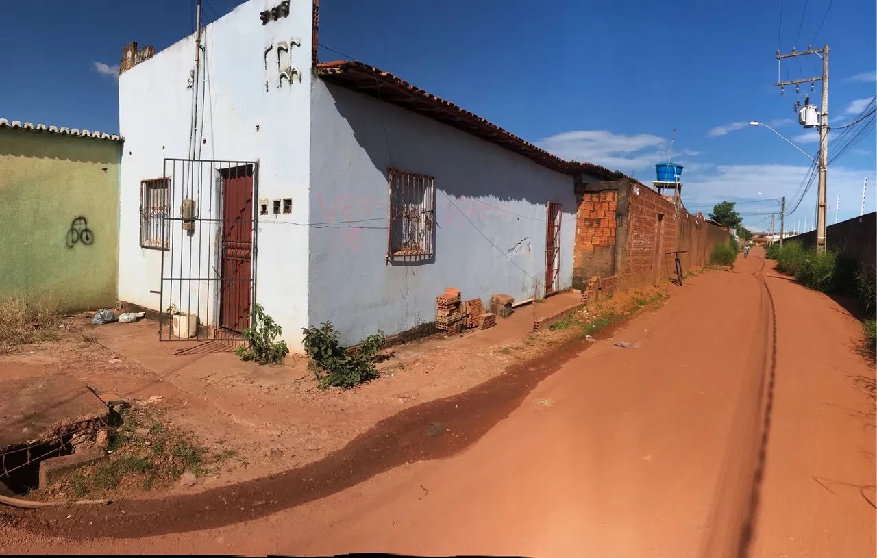Casa grande com dois kitnets, próxima da avenida 
