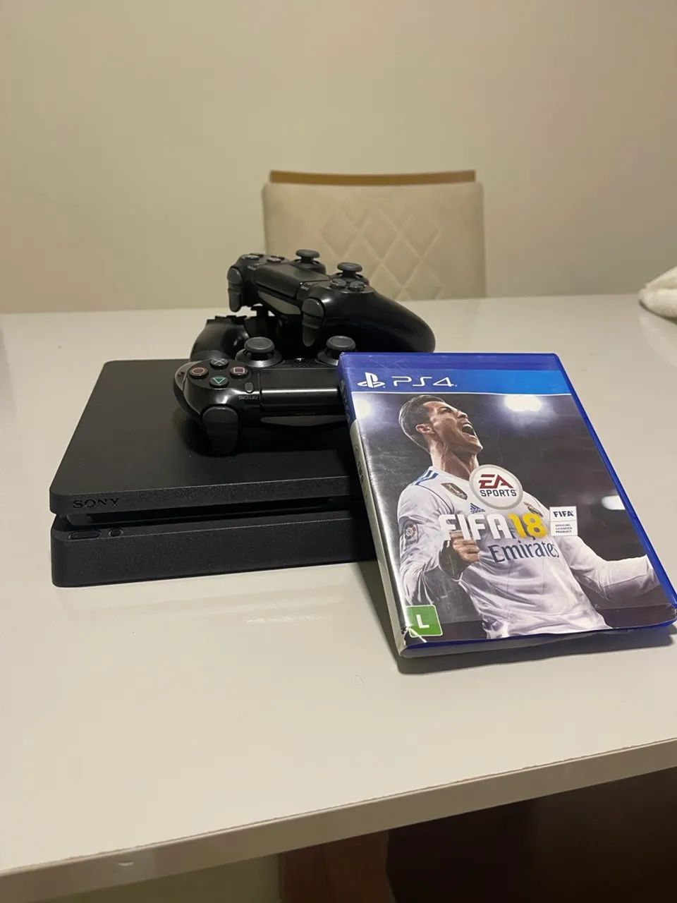 Playstation 4 slim com Jogo FIFA 18 e 3 controles - Foto 3
