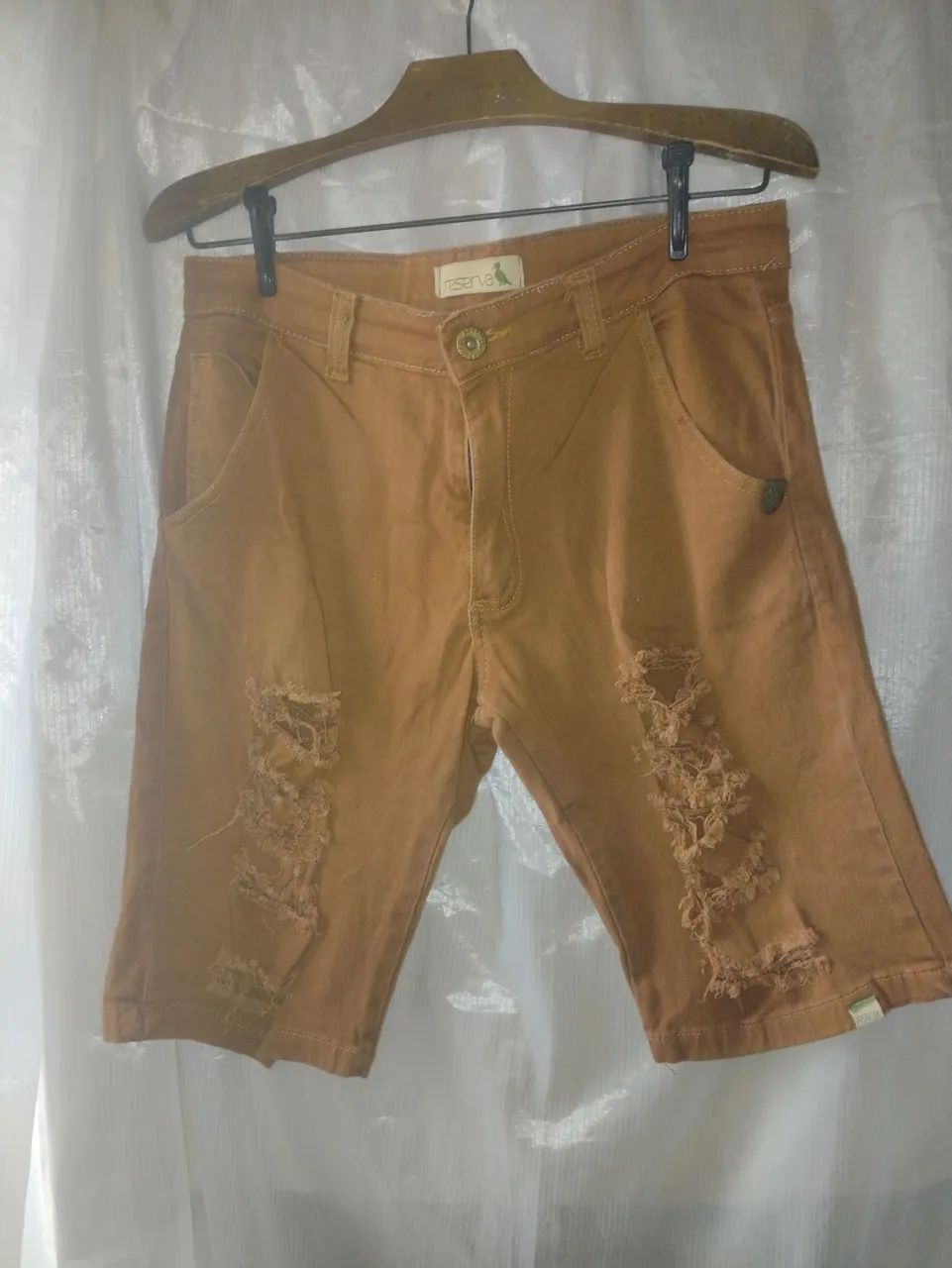 Bermuda masculina jeans marca Reserva.