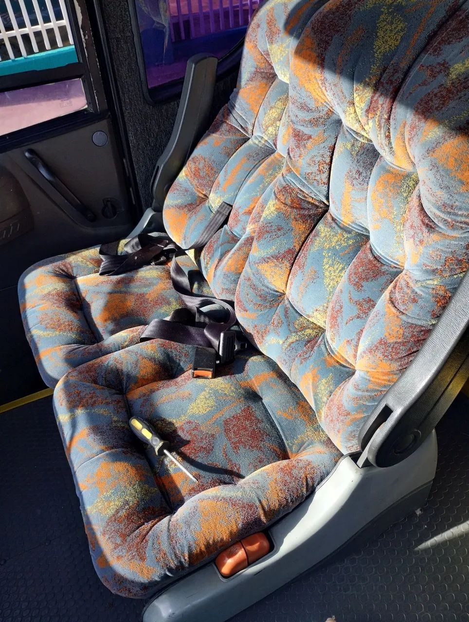 Vendo 02 ônibus em perfeito estado, rodando, manutenção em dia prontos para trabalhar. - Foto 7
