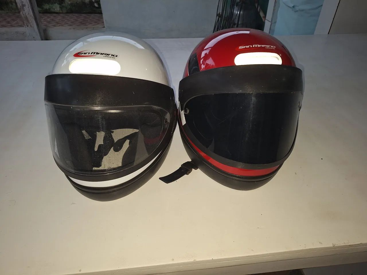 Capacete San Marino - Par - Branco e Vermelho - Foto 2