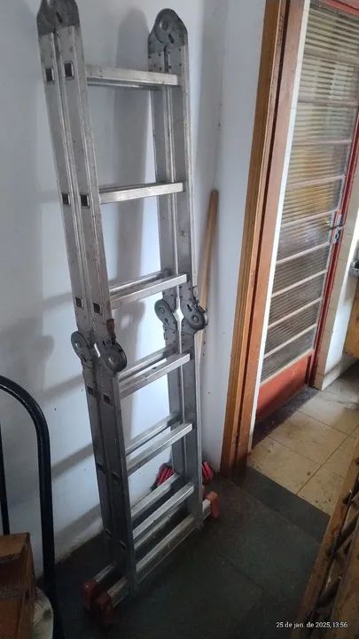 Escada de alumínio dobrável