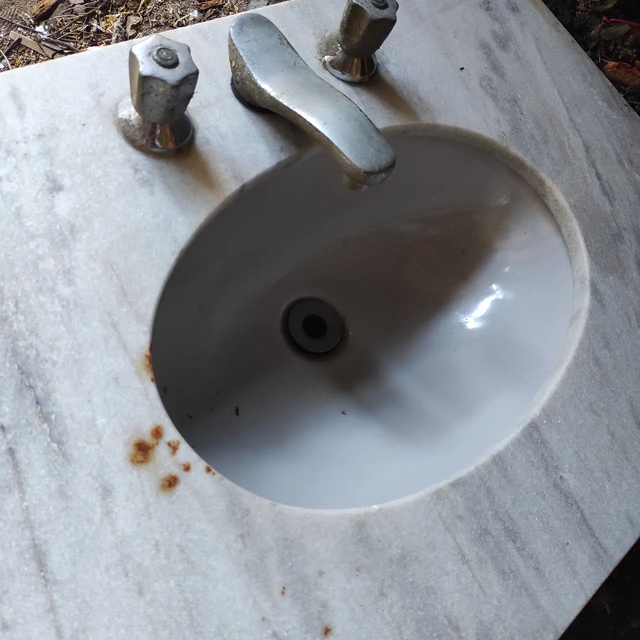 Bathroom sink64169928008963123