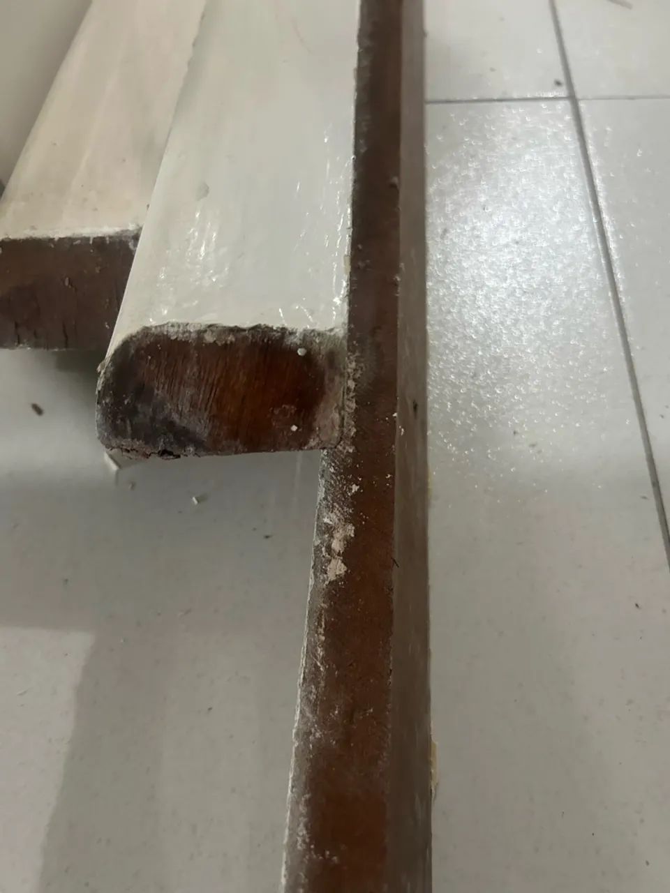 Roda pé de madeira 