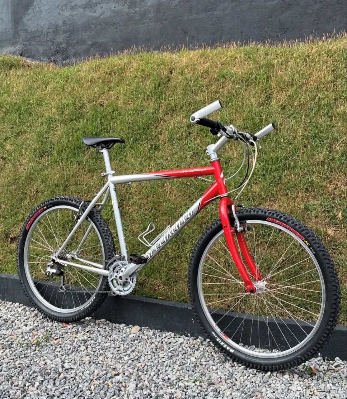 【OLD MTB】Specialized ハードロック 1999年製？ 始まりと今、1999年 Specialized HardRock Comp。 : r/xbiking