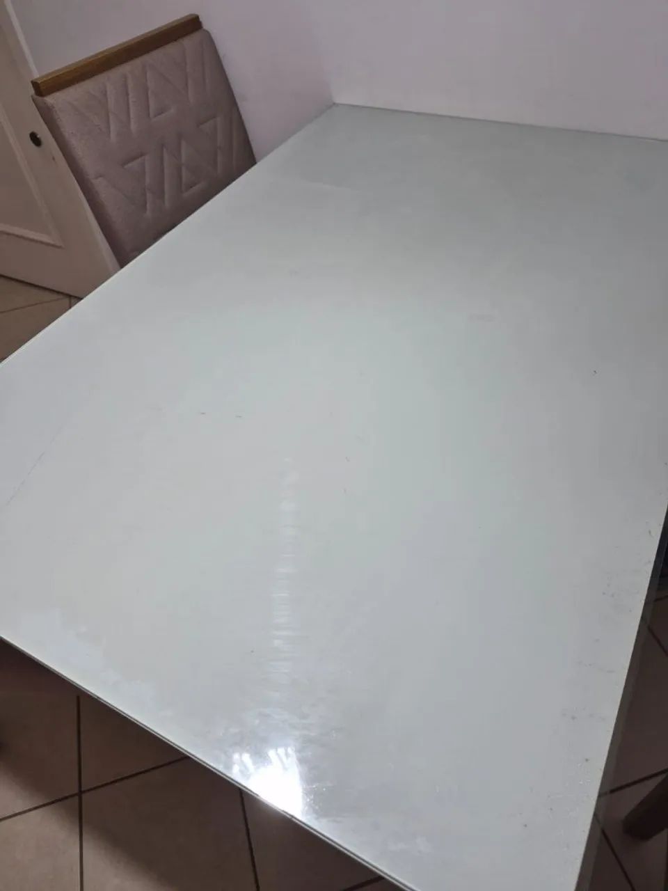 Vendo mesa com 4 cadeiras, tampo de vidro 8mm, estado de nova - Foto 3