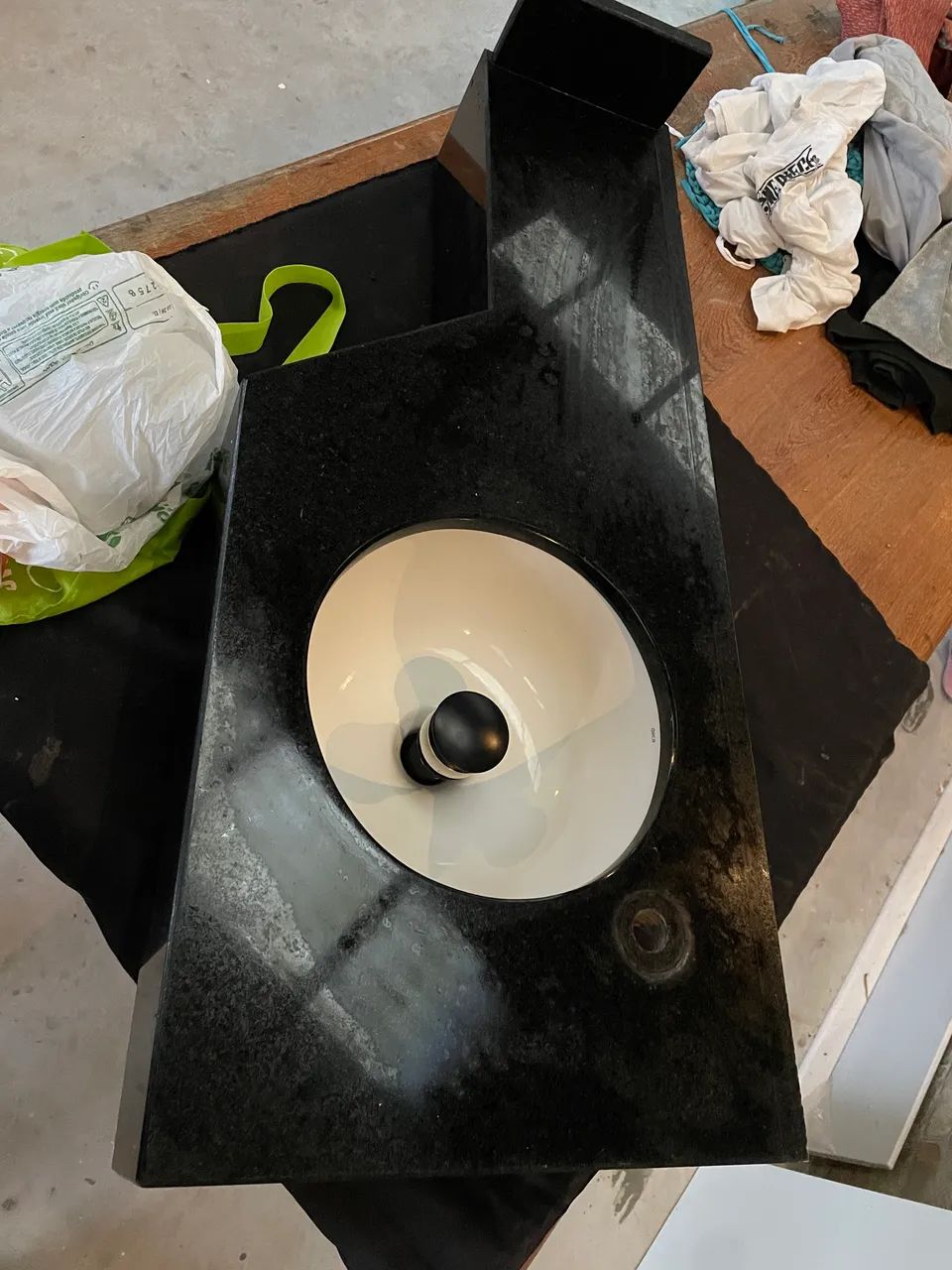 Roupeiro, mesa e pia de banheiro