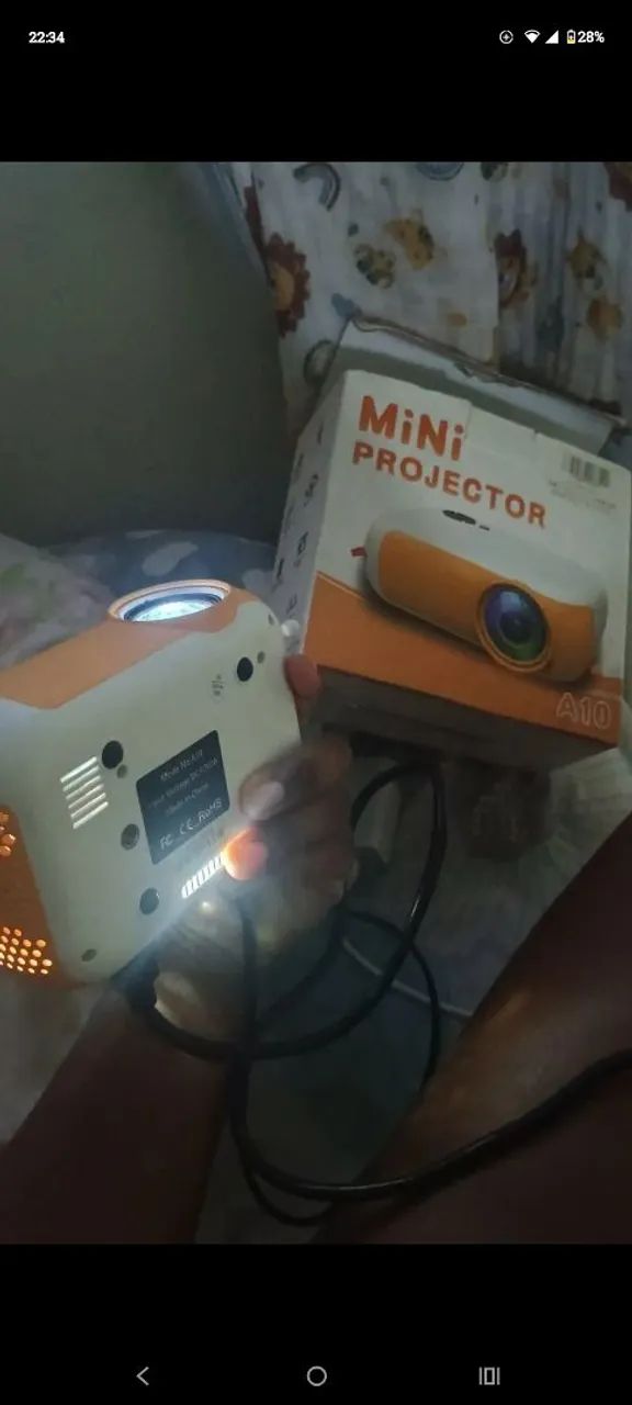 Mini projector a10 com caixa e controle semi novo!  - Foto 2