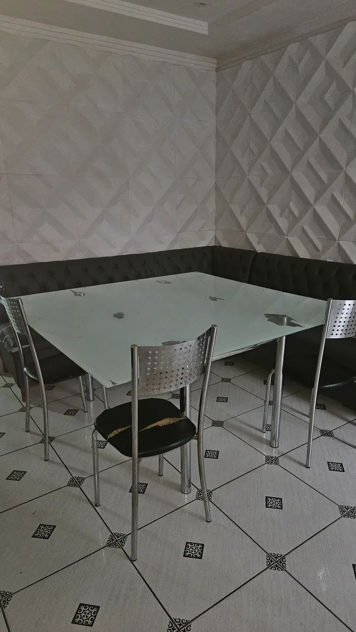Mesa com canto alemão estofado com reparo a ser feito 