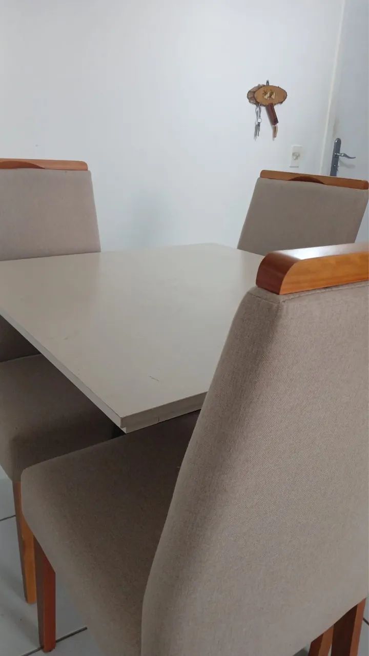 Mesa de madeira com 4 cadeiras inclusas  - Foto 5