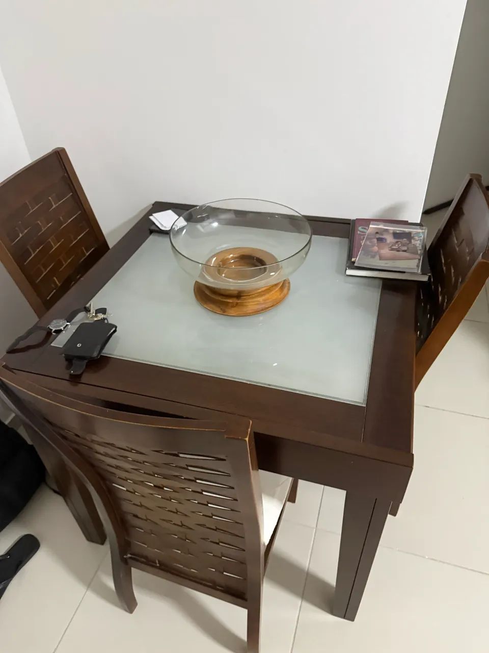 Mesa com três cadeiras 