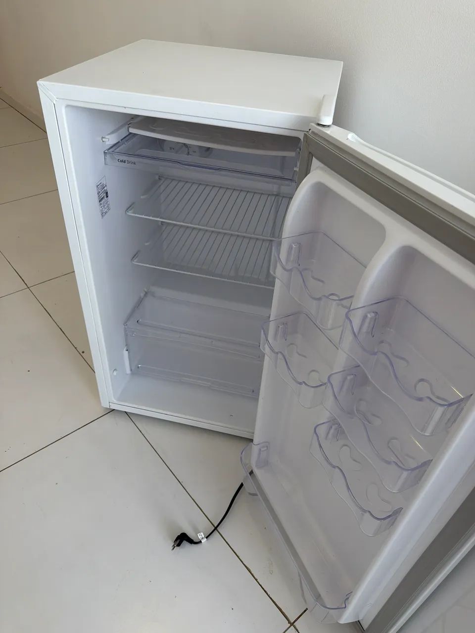 Vendo 2  frigobar 120 litros Eletrolux branca - Foto 4