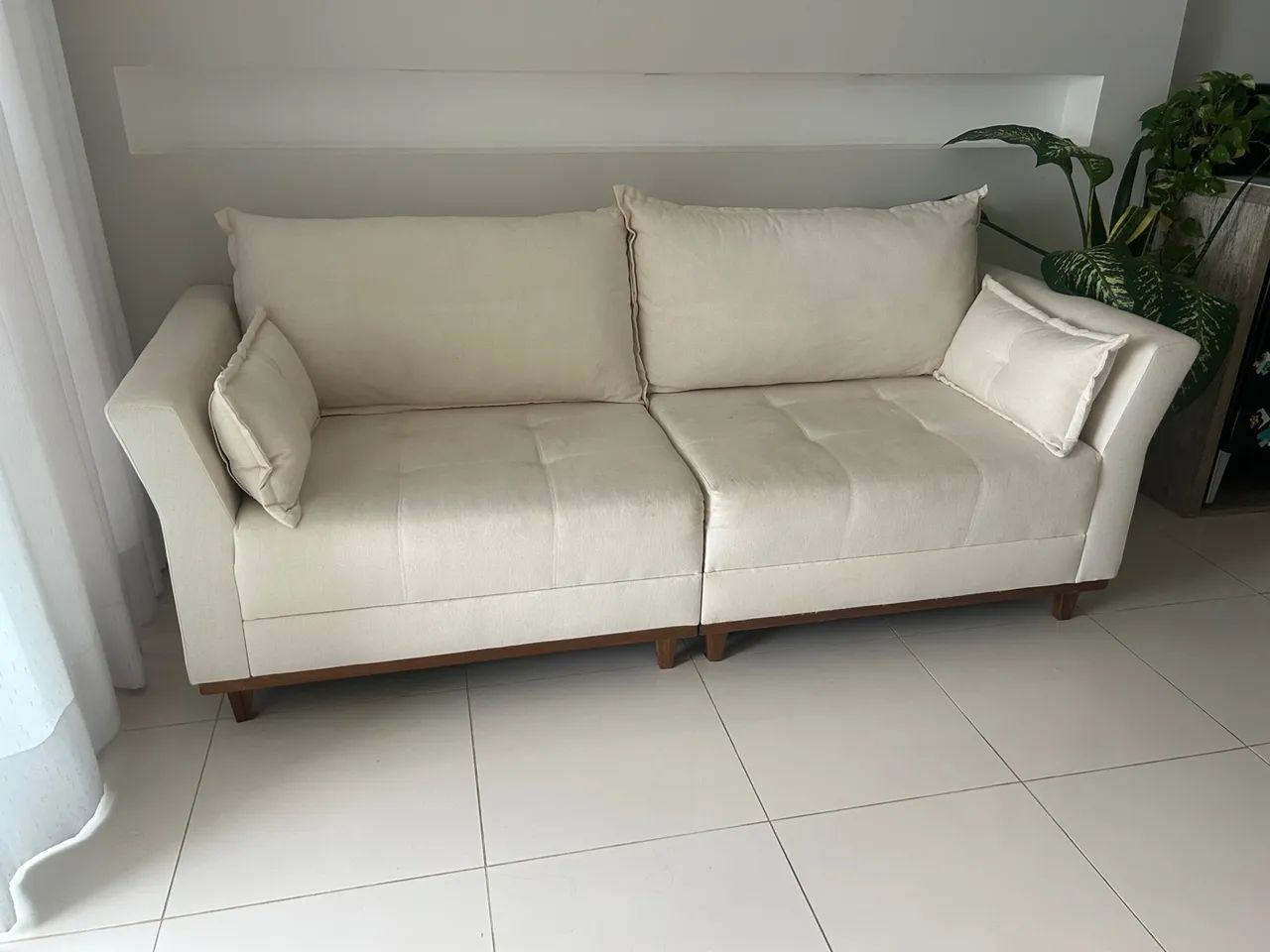 Sofá de linho bege 