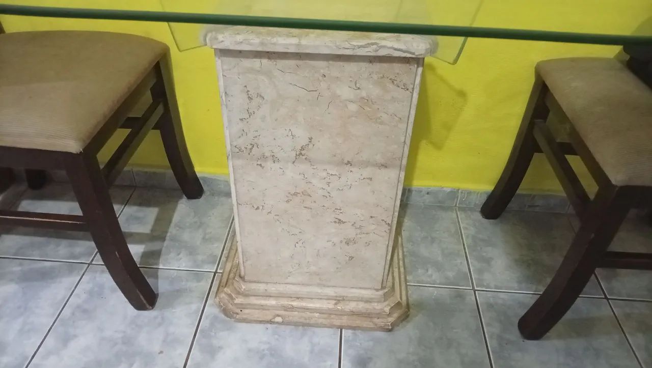 Mesa de tampo de vidro para 4 cadeira,e pé de mármore...  - Foto 5