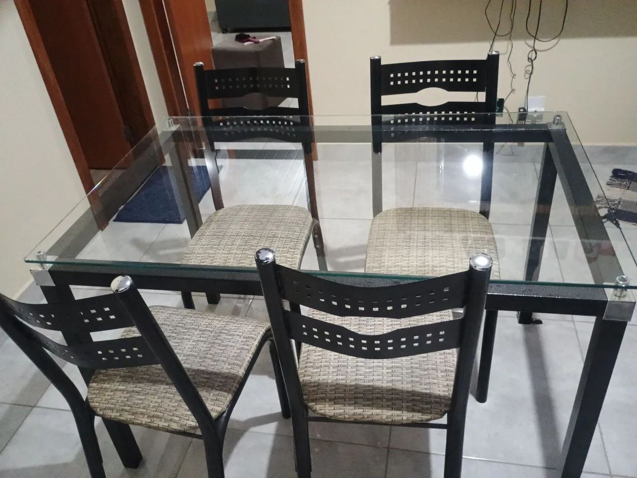 Mesa de 4 cadeiras de vidro. - Foto 3