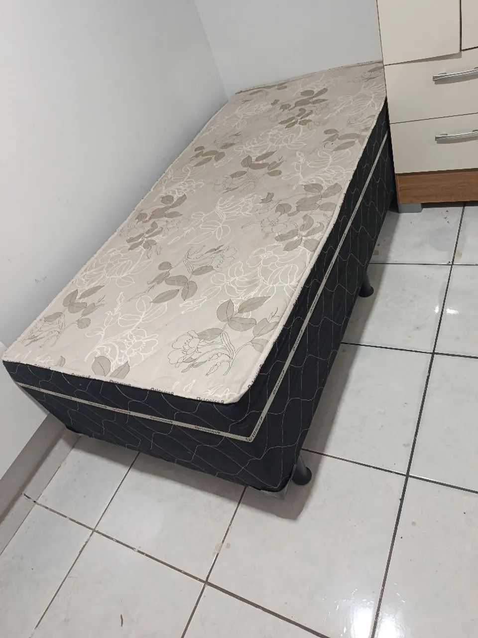 Vendo cama box solteiro 