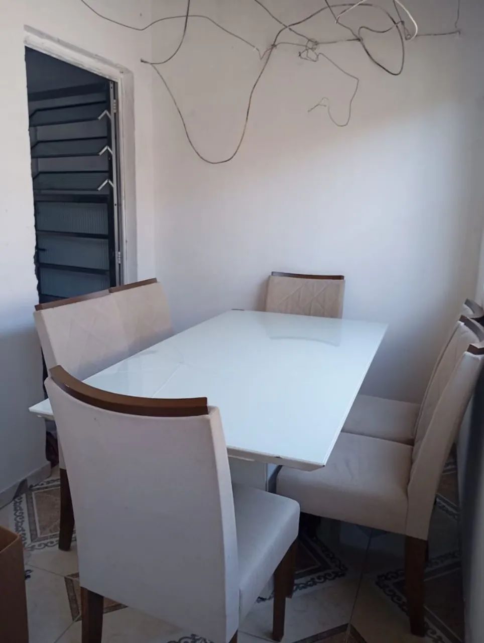 Vendo mesa com 6 cadeiras 