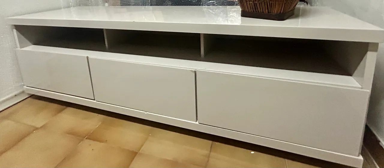 Rack laqueado na cor bege com 3 gavetas e vidro  - Foto 5