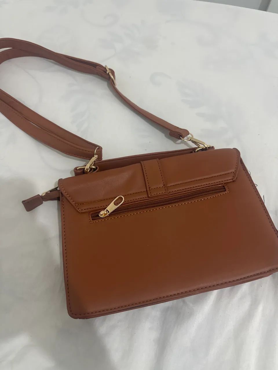 Bolsa tiracolo marrom com dourado - Foto 3