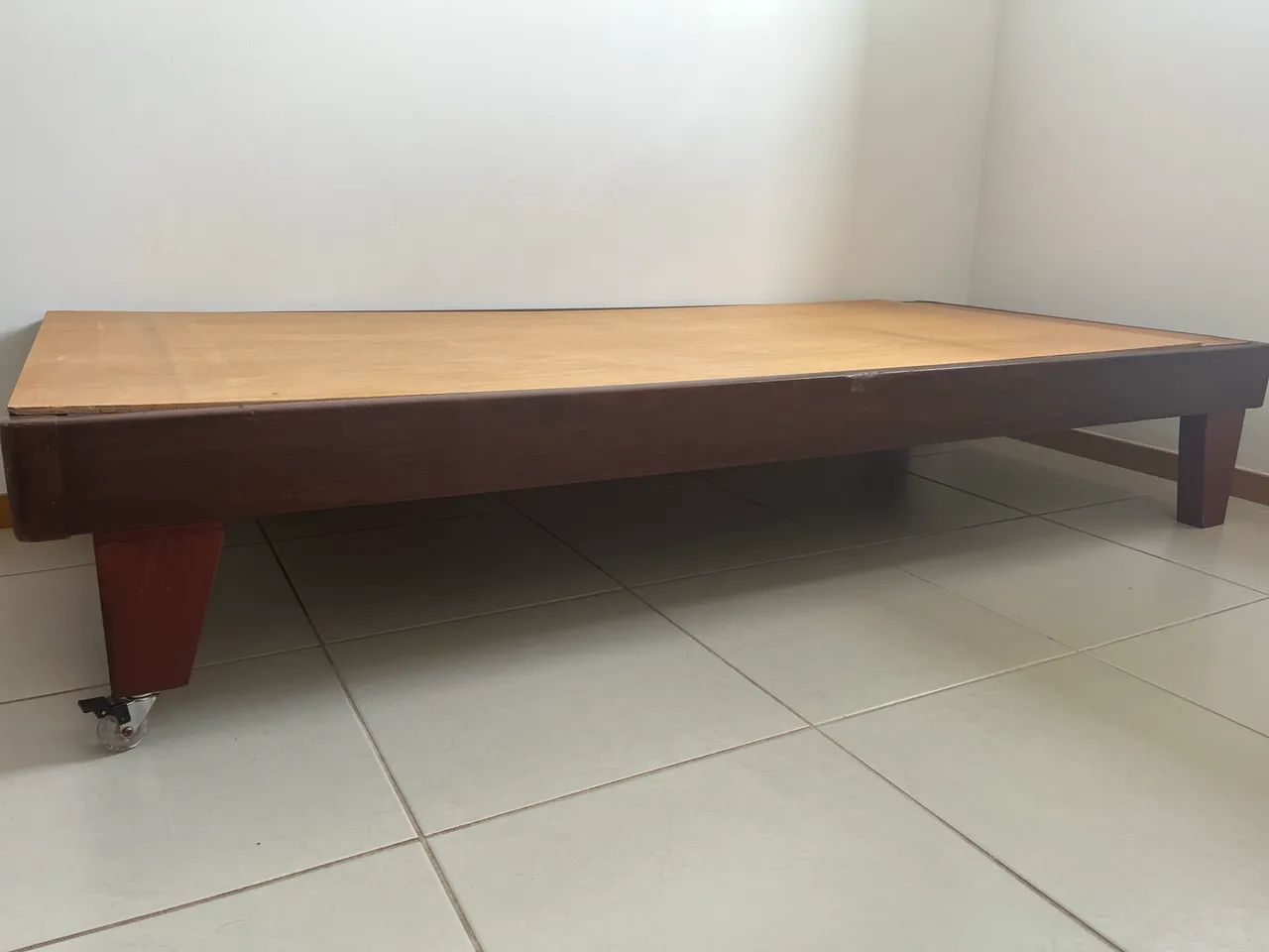 Cama de solteiro em madeira maciça 