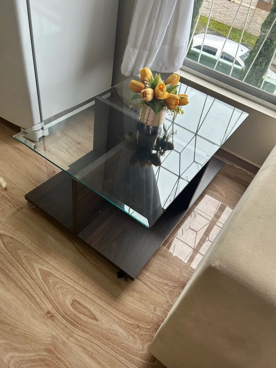 Mesa de centro de madeira maciça com tampo de vidro - Foto 2