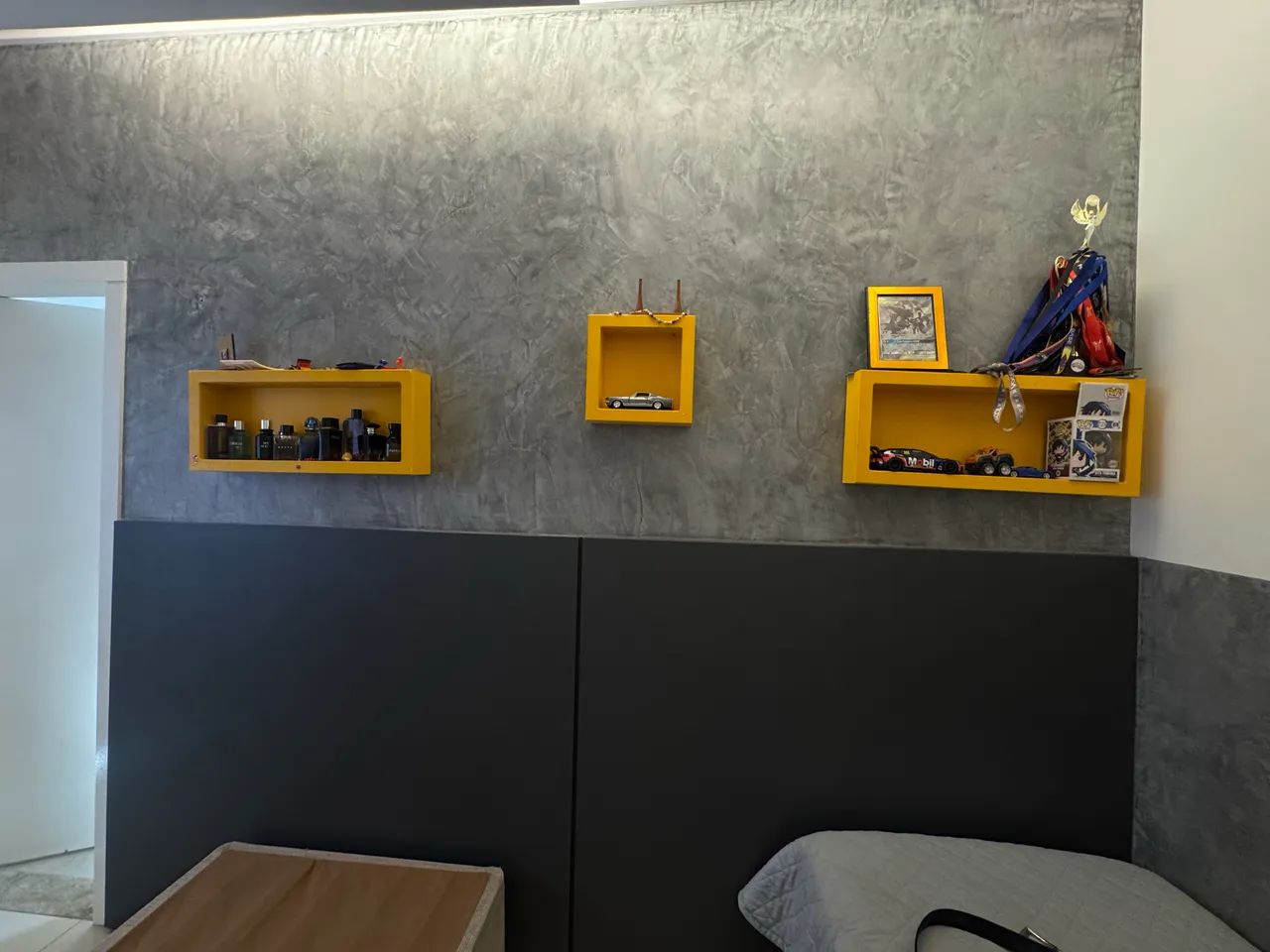 Nichos, mesa de apoio e cadeira amarela - Foto 2