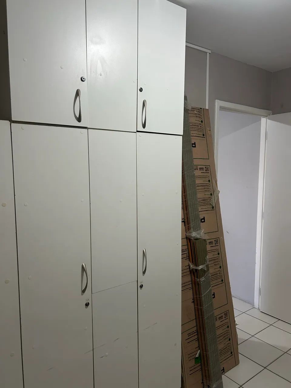 Estante de escritório em madeira com porta - Foto 2