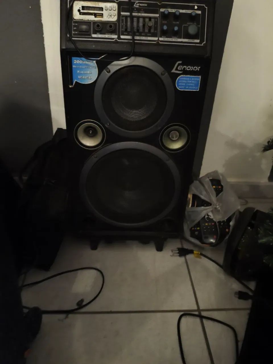 Baixo 4 cordas, guitarra e caixa de som