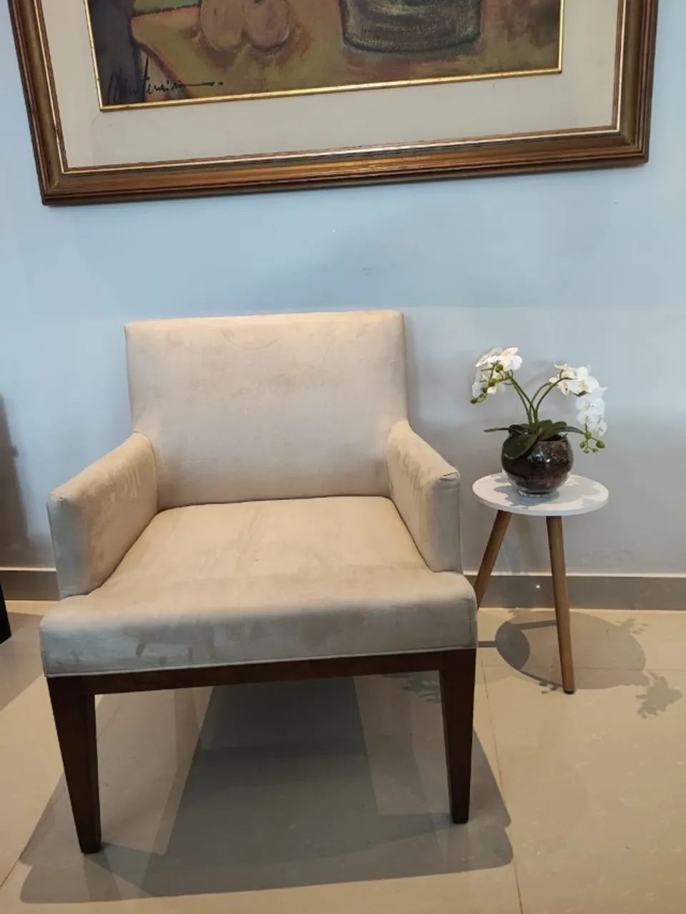 Poltrona Suede Base Madeira Maciça