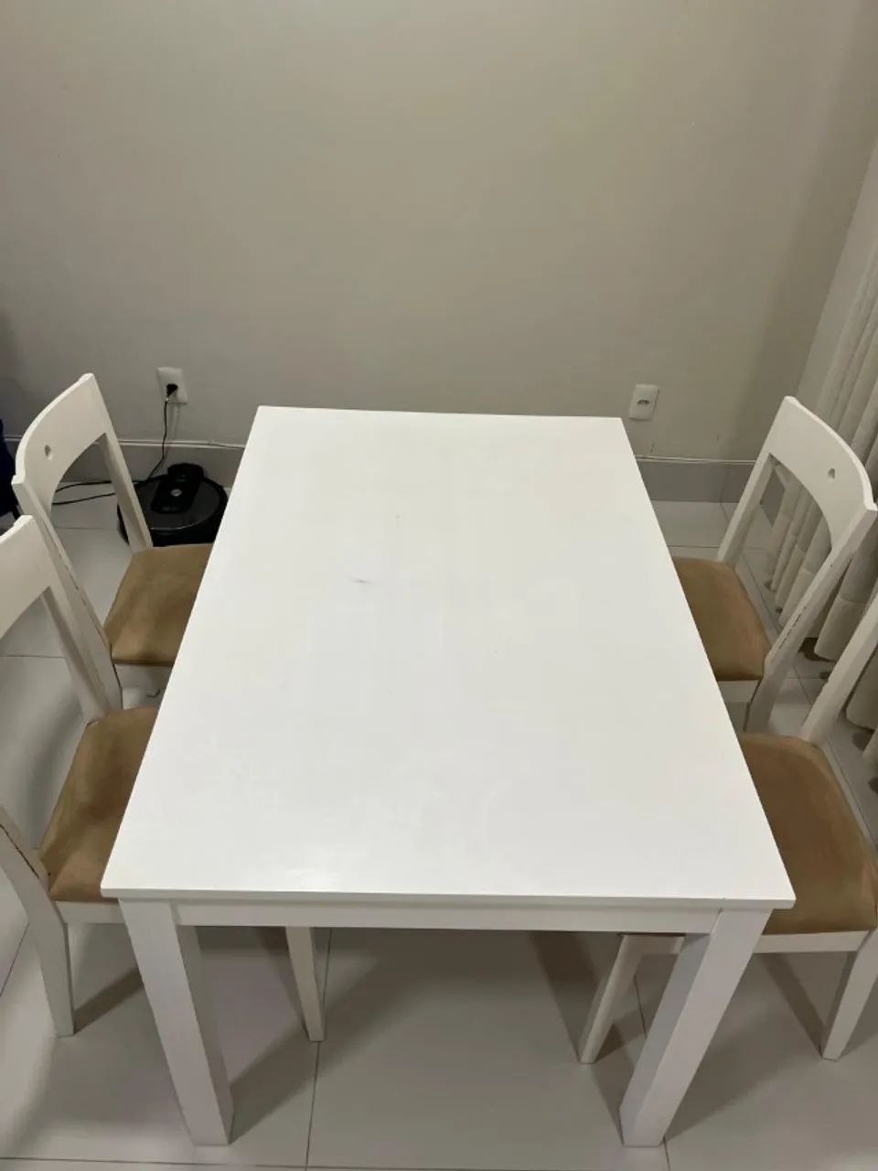 Mesa de jantar branca com 4 cadeiras estofadas Tok Stok - Foto 2