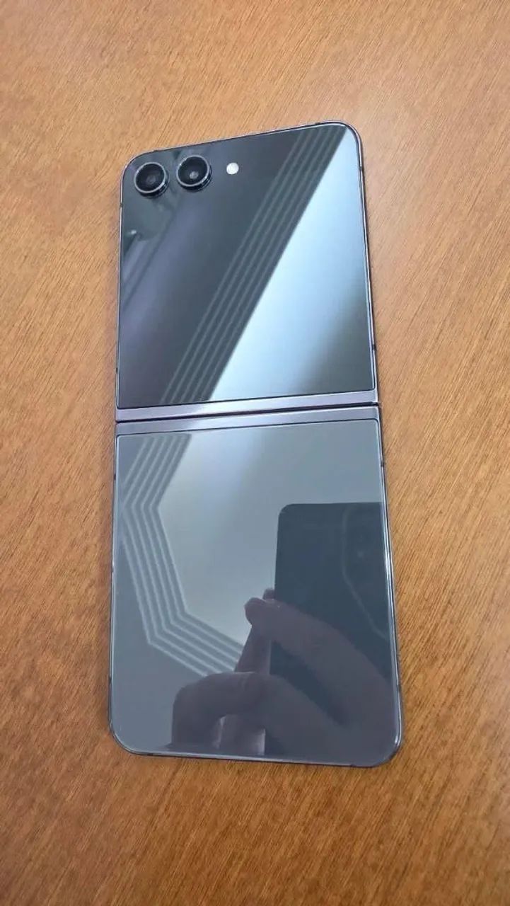 Samsung Galaxy Z Flip 5 - USADO - Foto 4