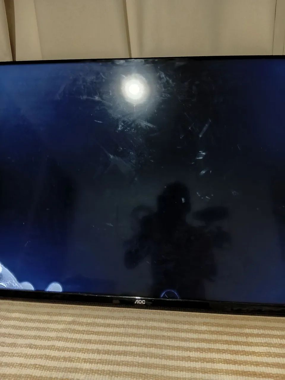 Tv aoc 43 polegadas com defeito na tela mais com som. 