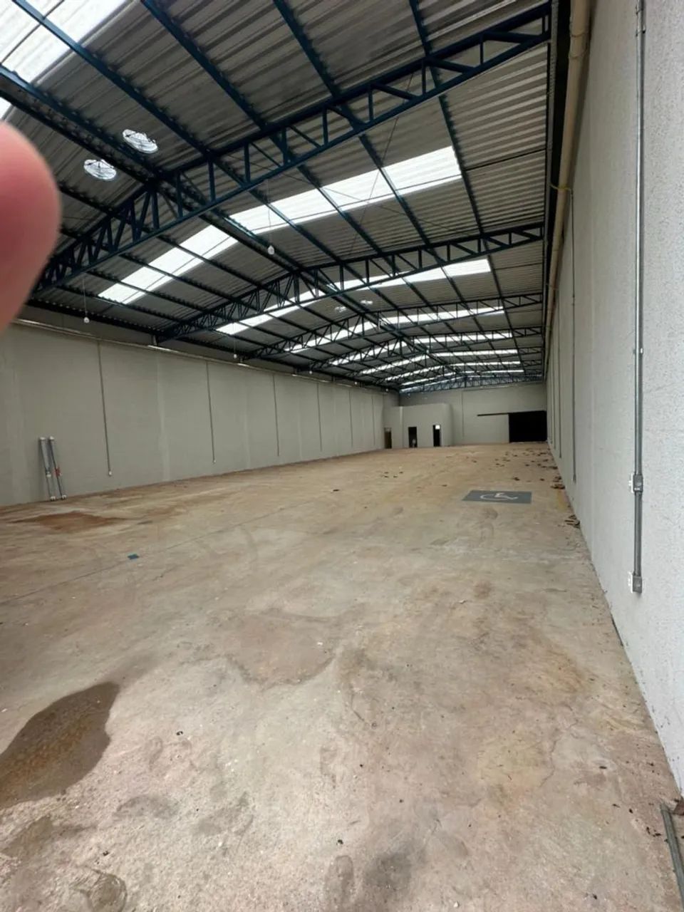 Alugo ou vendo galpão praticamente pronto.