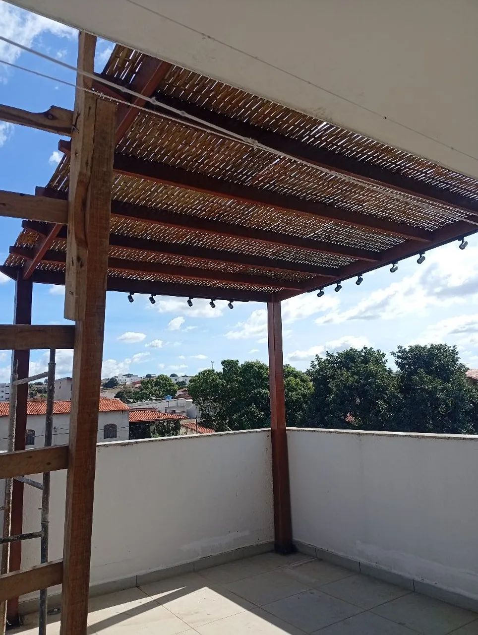 Pergolado de madeira com forro de bambu para área externa  - Foto 5