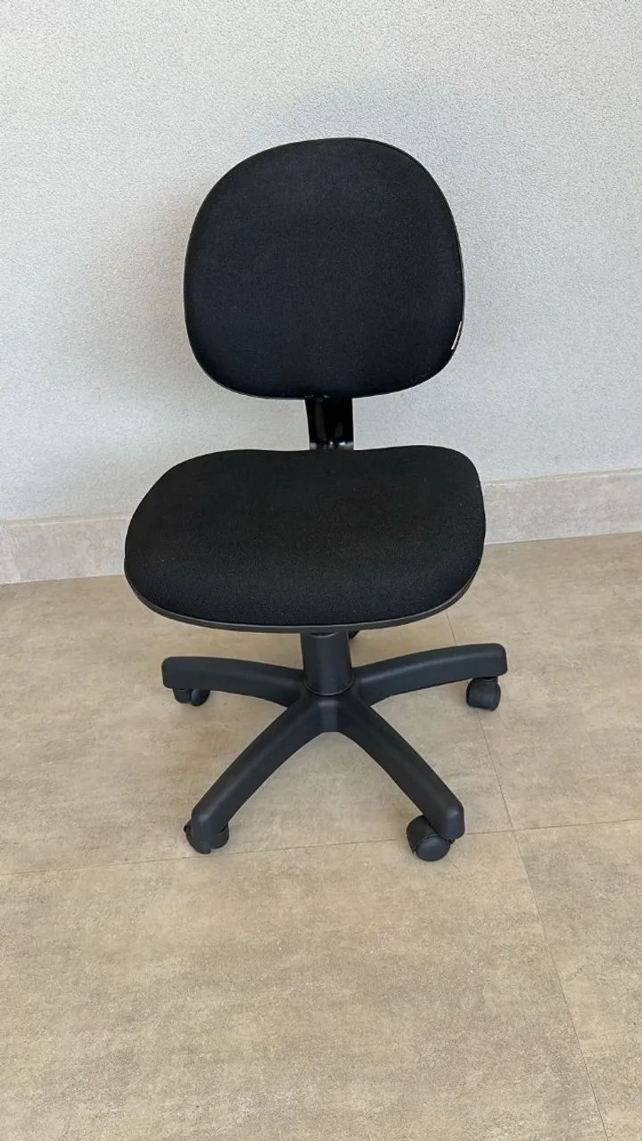 Vendo cadeira de escritório com rodinhas
