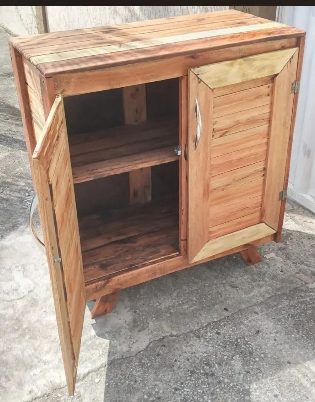 Armário para cozinha feito com madeiras de pallets.