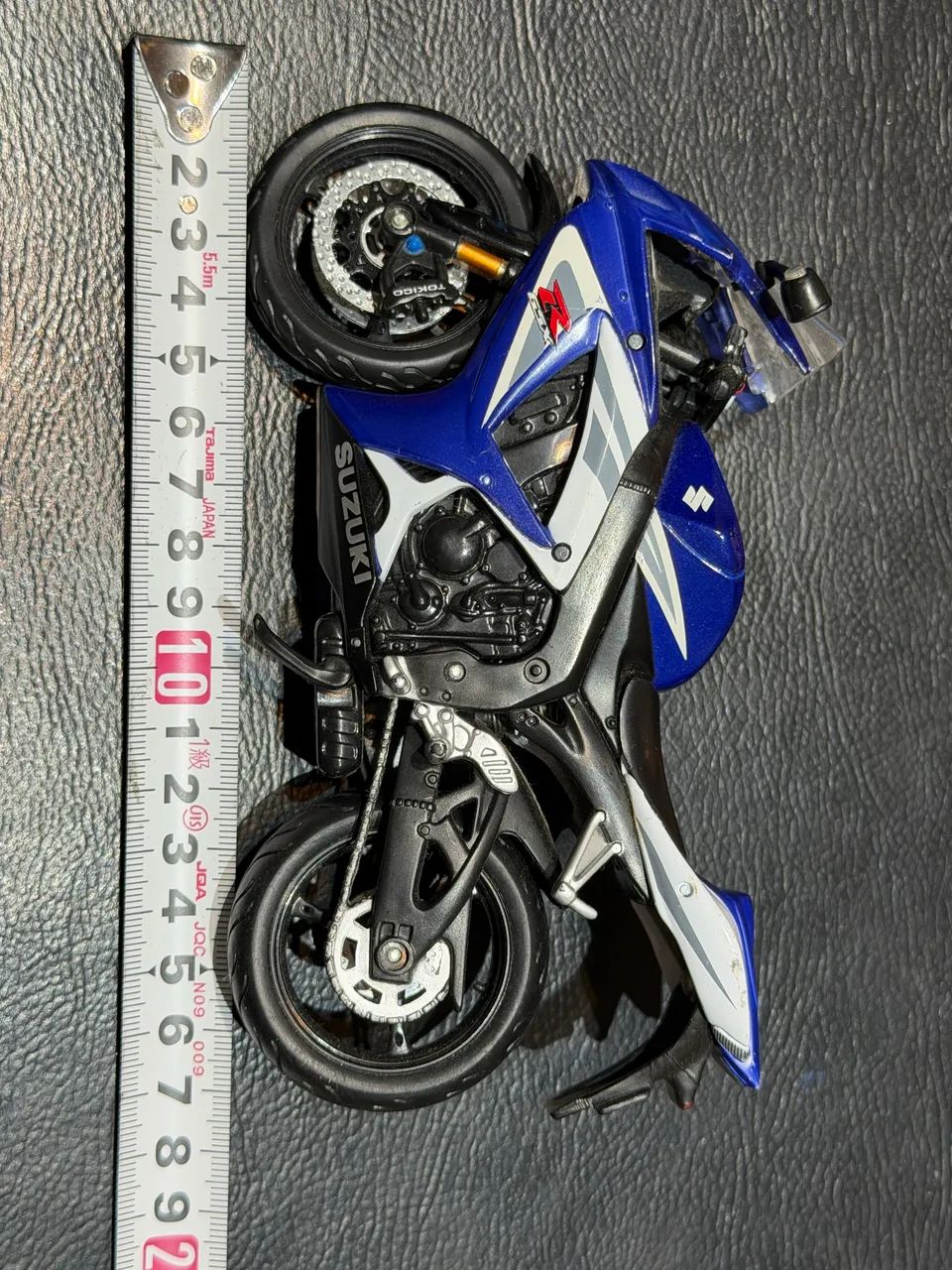 Mini moto Suzuki gsxR 1:18 colecionável exclusiva 