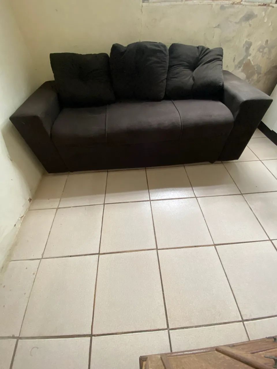 Sofá de três lugares preto 