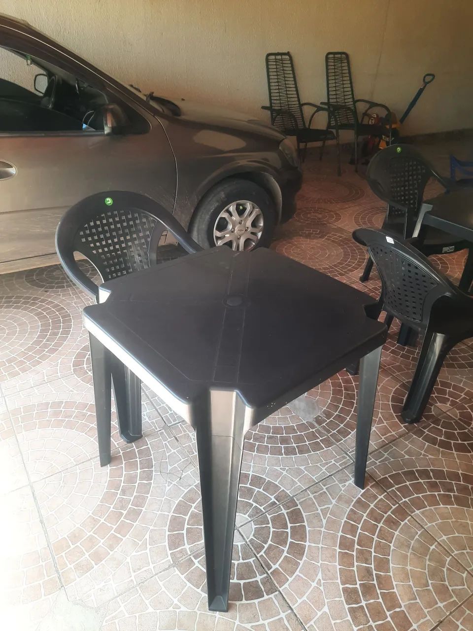 Mesas e cadeiras de plástico 2 Mesas e 5 cadeiras usadas só uma vez - Foto 5