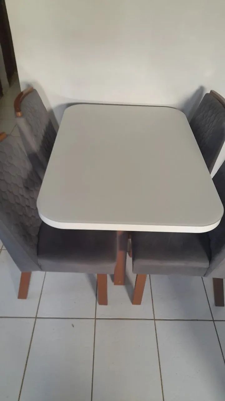 Mesa semi-nova com 4 cadeiras  - Foto 2