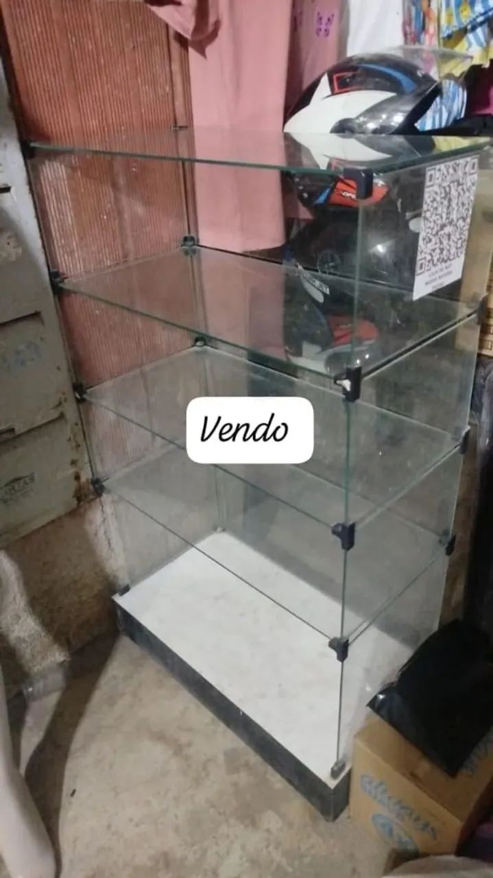 Vitrine com base e dois manequins 