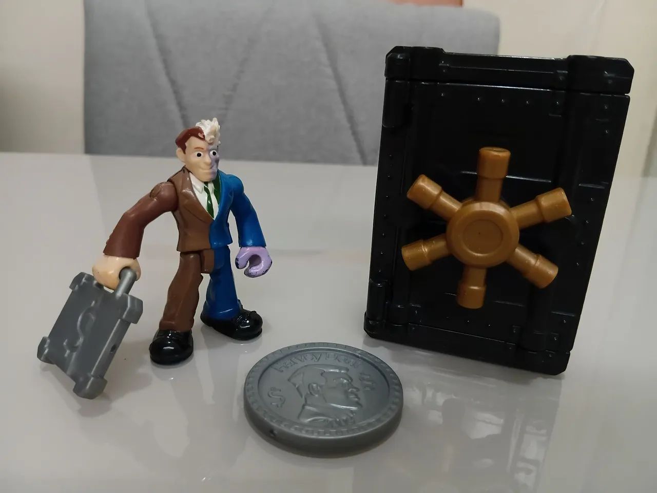Imaginext DC Super Friends - Boneco duas caras com maleta, moeda e cofre