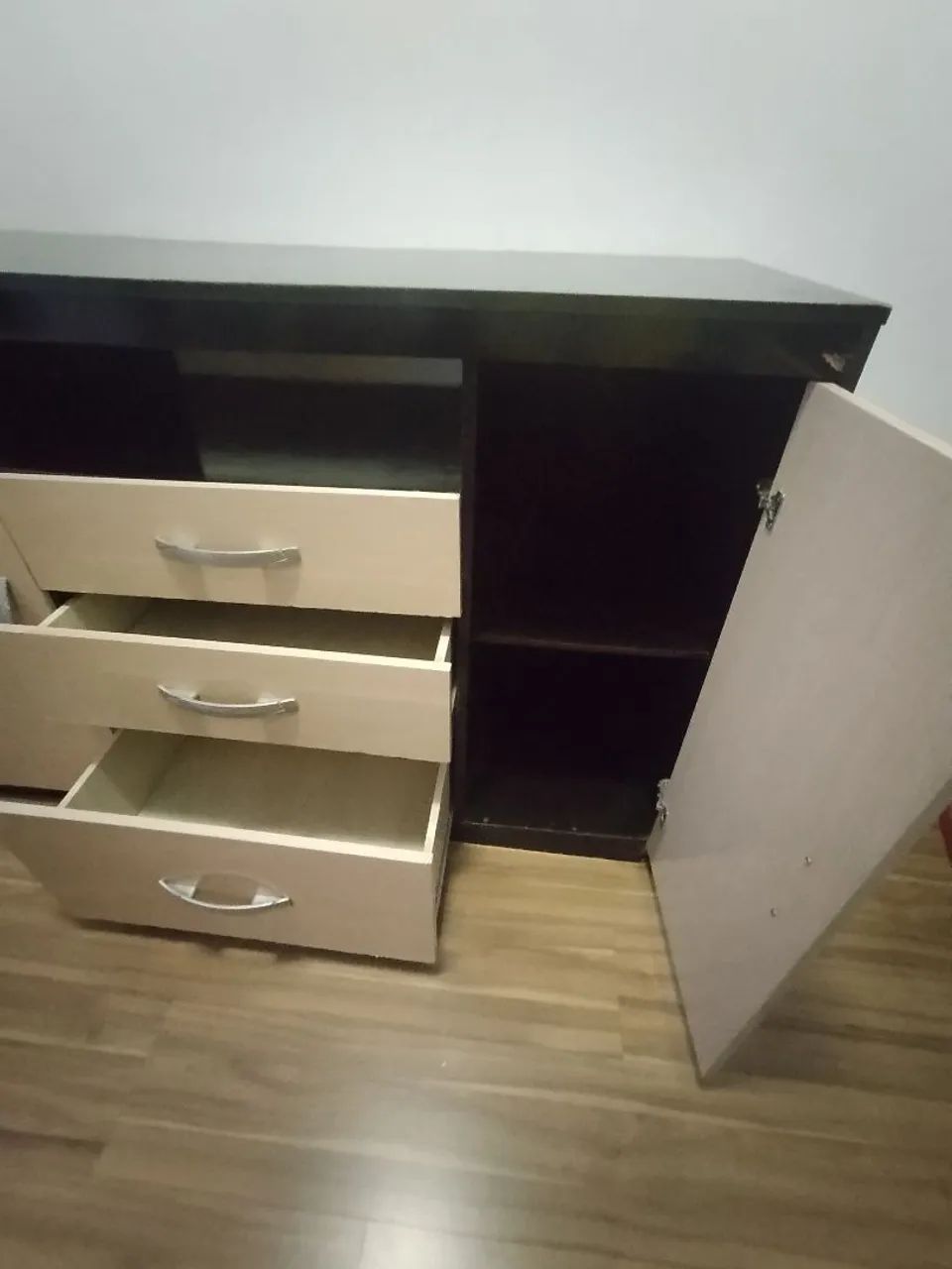 Cômoda de madeira com 3 gavetas e 2 portas  - Foto 3