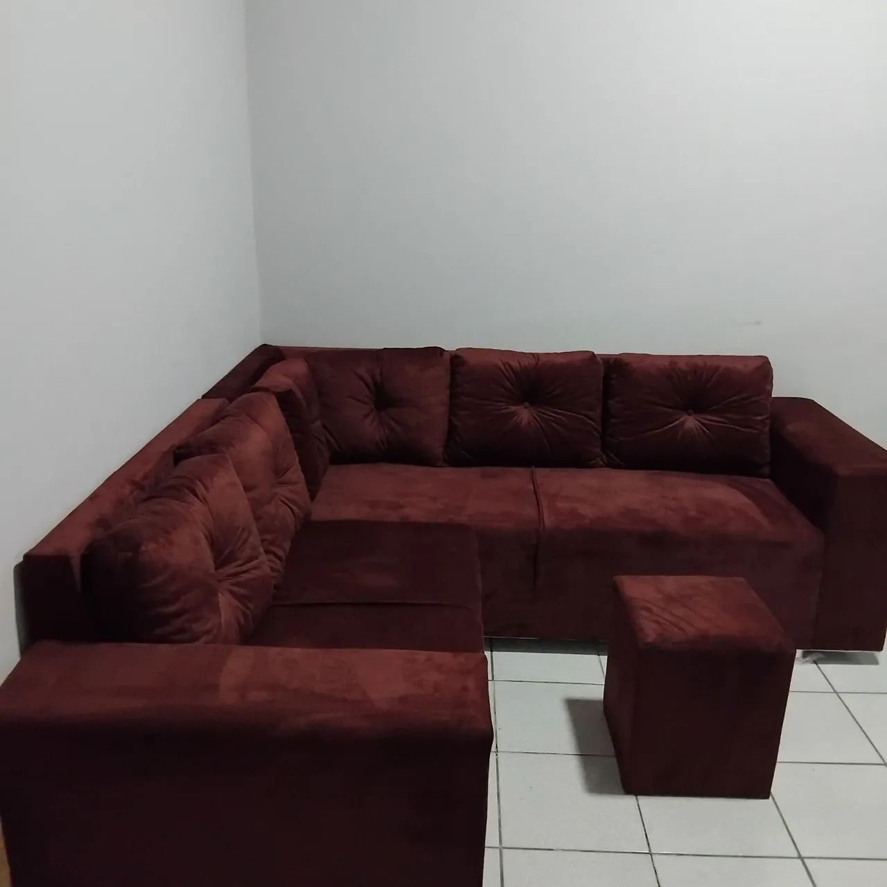 Sofá de canto com puff de brinde 