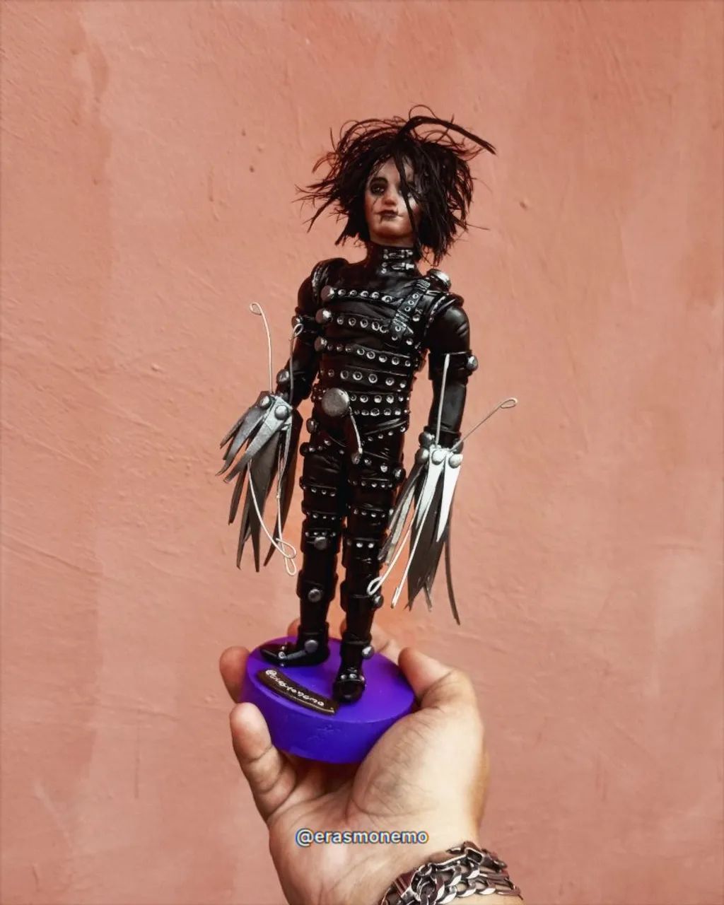Edward mãos de tesoura boneco  - Foto 4