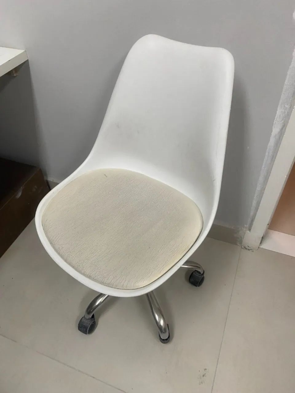 Cadeira Giratória Branca com Rodinhas - Funcional e Moderna - Foto 3