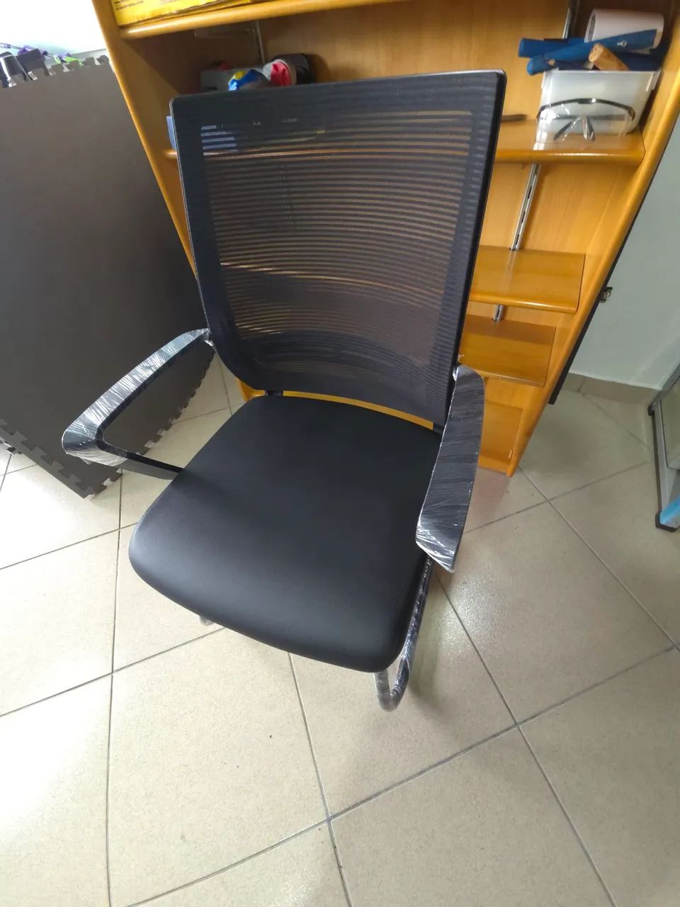 Cadeira de Escritório Fixa - NOVA E SEM USO - Foto 5