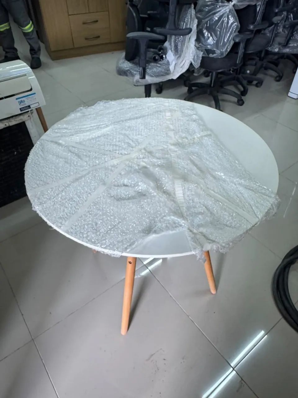 Mesa de Jantar redonda com tampo branco e Pés palito em madeira. - Foto 2